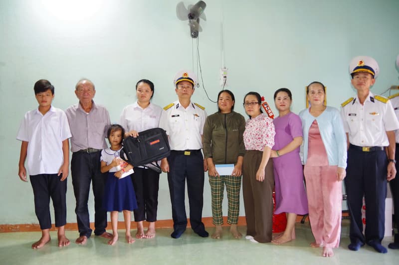 Vùng 2 Hải quân tặng quà học sinh nghèo tỉnh Vĩnh Long