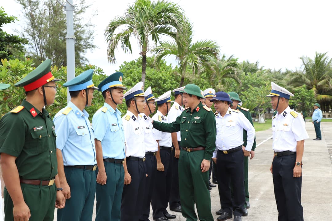Thượng tướng Vũ Hải Sản thăm, kiểm tra tại đặc khu Trường Sa