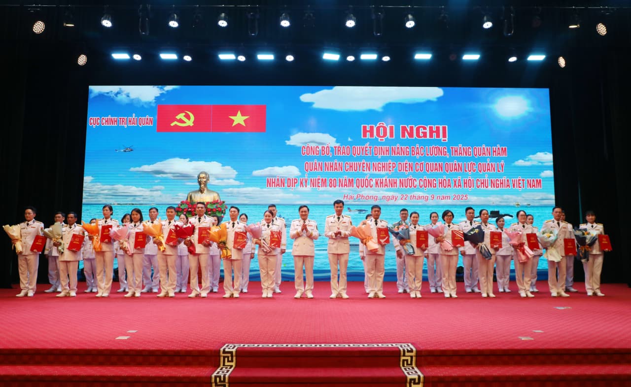 Cục Chính trị trao quyết định nâng bậc lương, thăng quân hàm cho quân nhân chuyên nghiệp