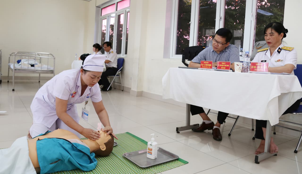Viện Y học Hải quân tôn vinh điều dưỡng viên giỏi, thanh lịch