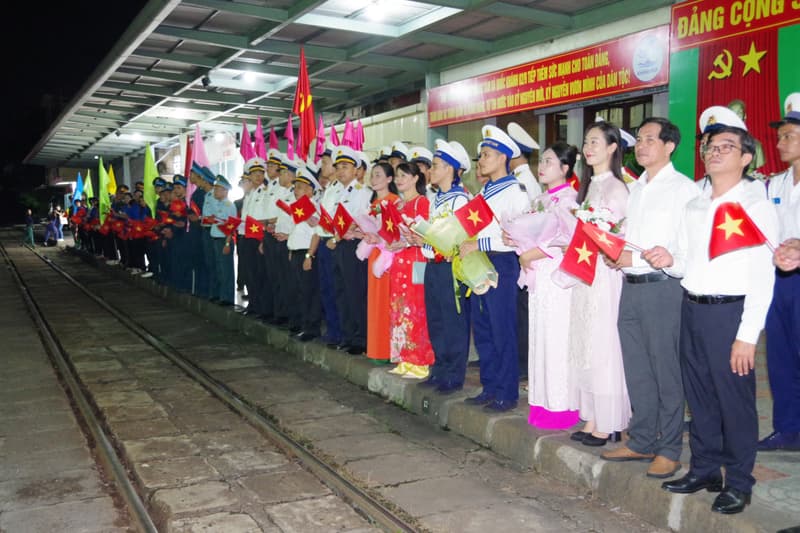 Học viện Hải quân chào đón lực lượng diễu binh, diễu hành trên đường hành quân về đơn vị