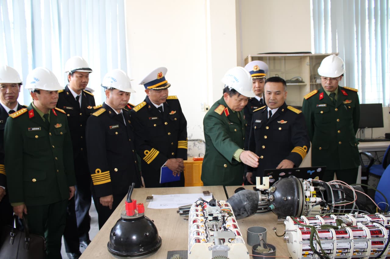 Đoàn công tác Cục Khoa học quân sự làm việc với Viện Kỹ thuật Hải quân