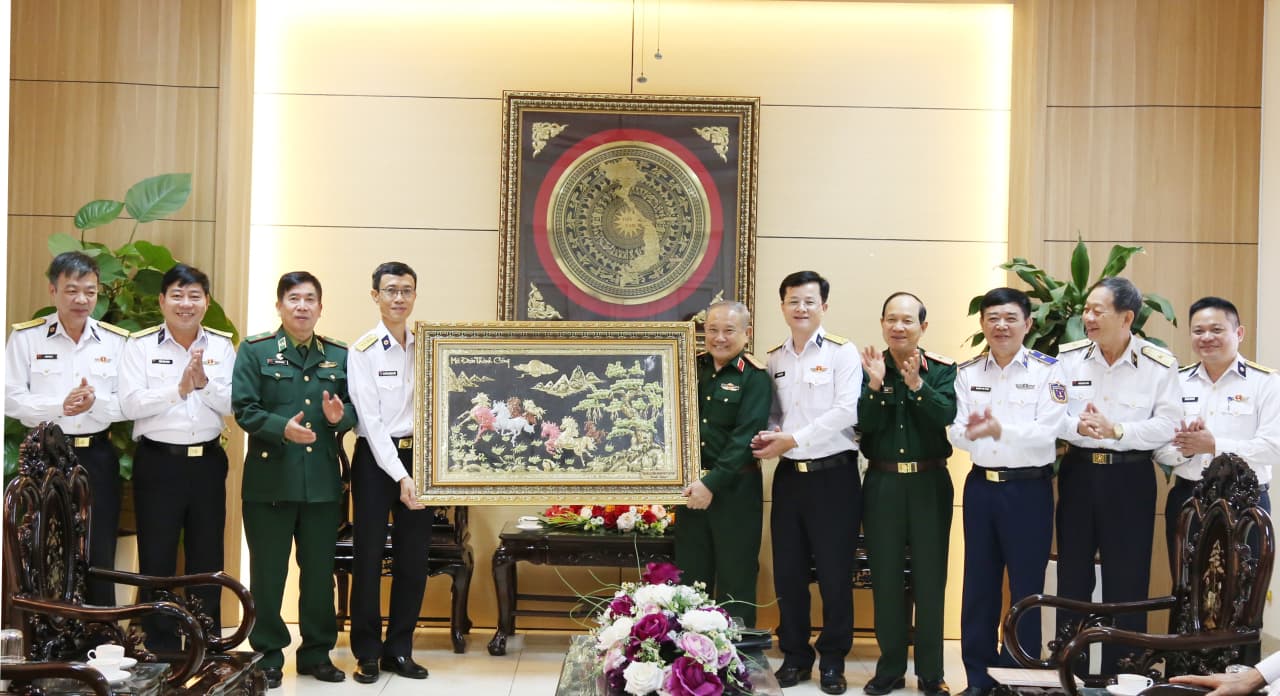 Ban liên lạc tướng lĩnh nghỉ hưu TP. Hải Phòng đến thăm và khám sức khỏe tại Viện Y học Hải quân