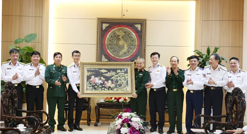 Ban liên lạc tướng lĩnh nghỉ hưu TP. Hải Phòng đến thăm và khám sức khỏe tại Viện Y học Hải quân