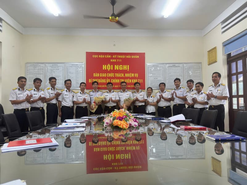 Bàn giao chức trách, nhiệm vụ Bí thư Đảng ủy, Chính trị viên Kho 711