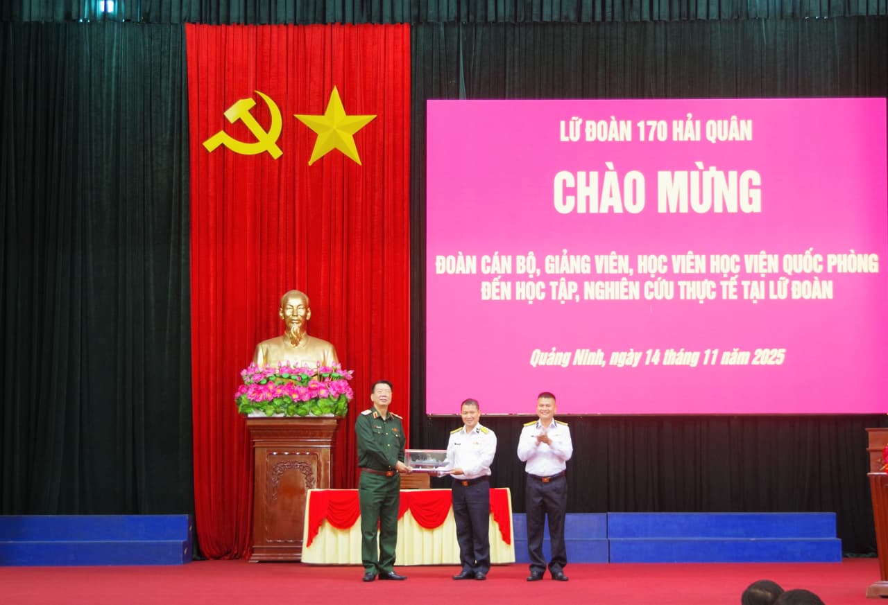 Đoàn cán bộ, giảng viên, học viên Học viện Quốc phòng nghiên cứu thực tế tại Lữ đoàn 170