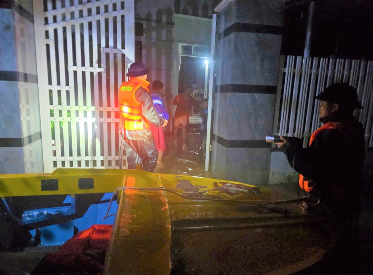 100 cán bộ, học viên Học viện Hải quân tiếp tục giúp nhân dân bị cô lập trong lũ