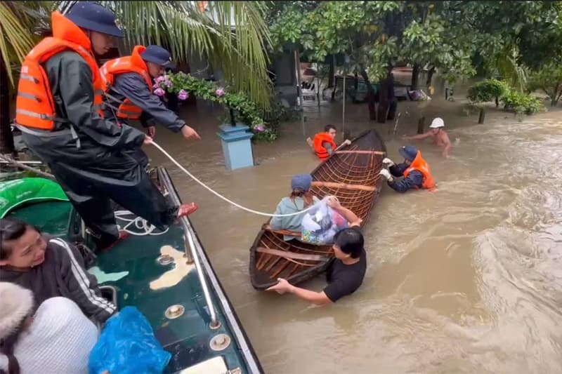 Lữ đoàn 162 tăng cường lực lượng cứu giúp nhân dân vùng lũ lụt