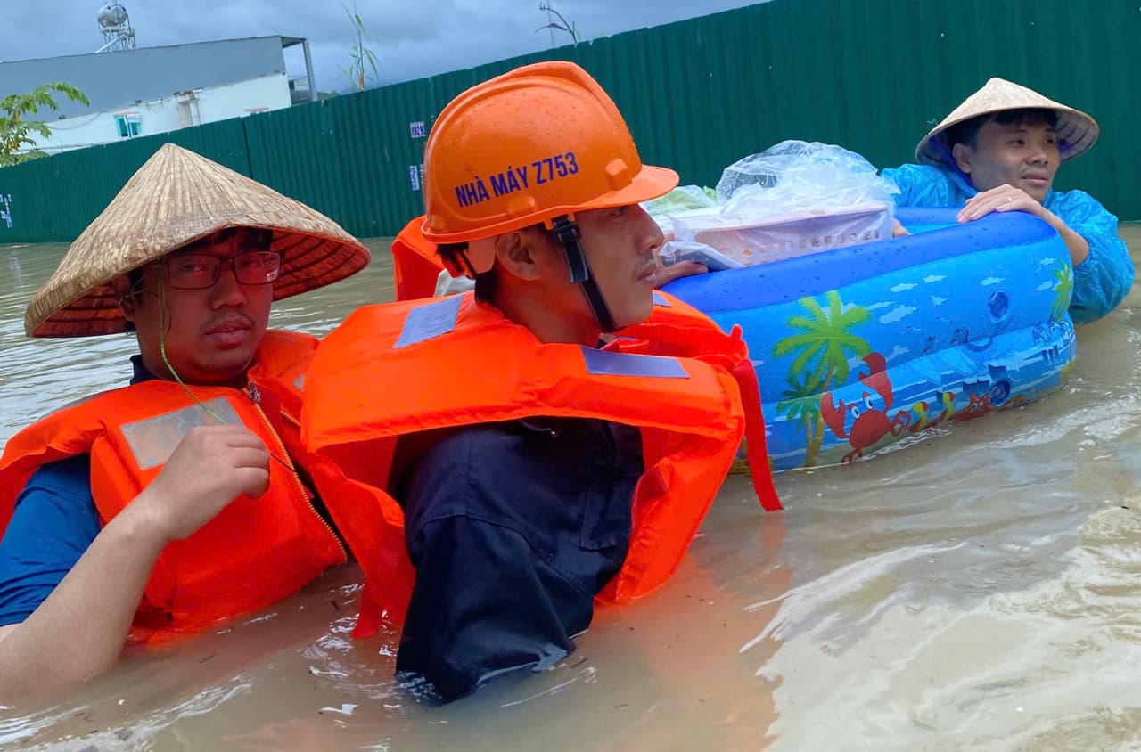 Nhà máy Z753 đưa hơn 250 người dân ra khỏi khu vực nguy hiểm đến nơi an toàn