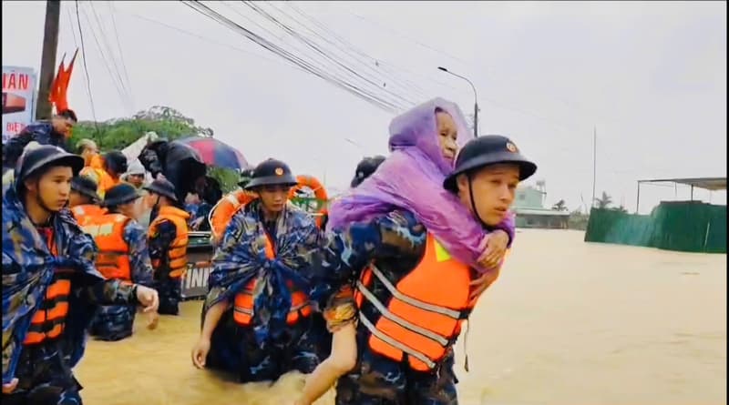 Cán bộ, chiến sĩ Vùng 4 dốc sức giúp nhân dân vượt lũ