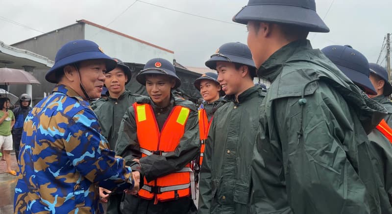 Học viện Hải quân tiếp tục cứu trợ, giúp đỡ bà con vùng lũ tỉnh Khánh Hoà