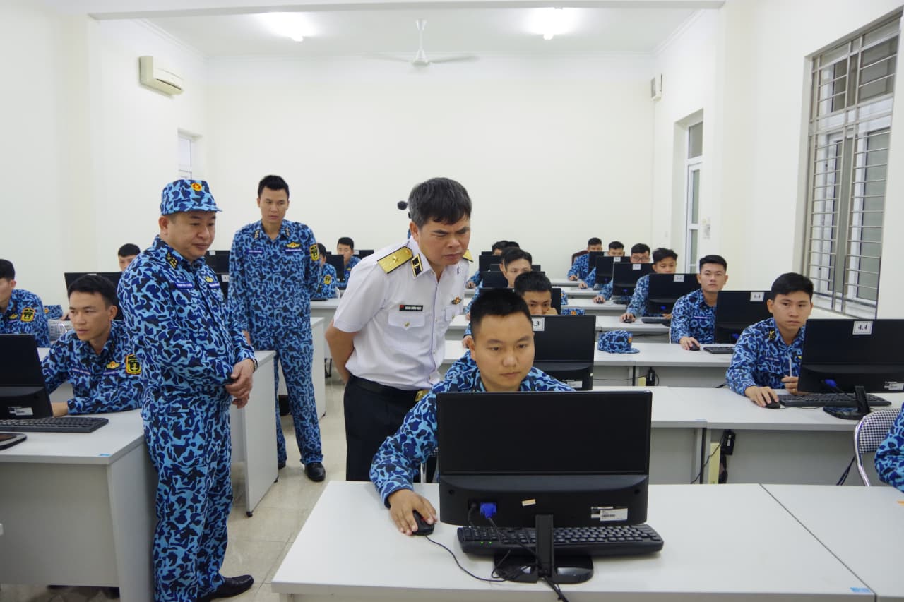 Lữ đoàn 189 kiểm tra học viên đào tạo chuyên ngành tàu ngầm trong nước