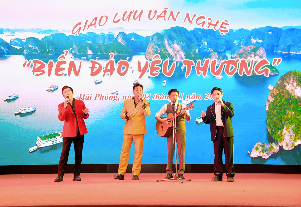 Đoàn nghệ sĩ TP. Hồ Chí Minh biểu diễn phục vụ cán bộ, chiến sĩ Vùng 1