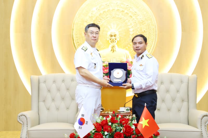 Thủ trưởng Bộ Tư lệnh Hải quân tiếp Phó Tham mưu trưởng Hải quân Hàn Quốc