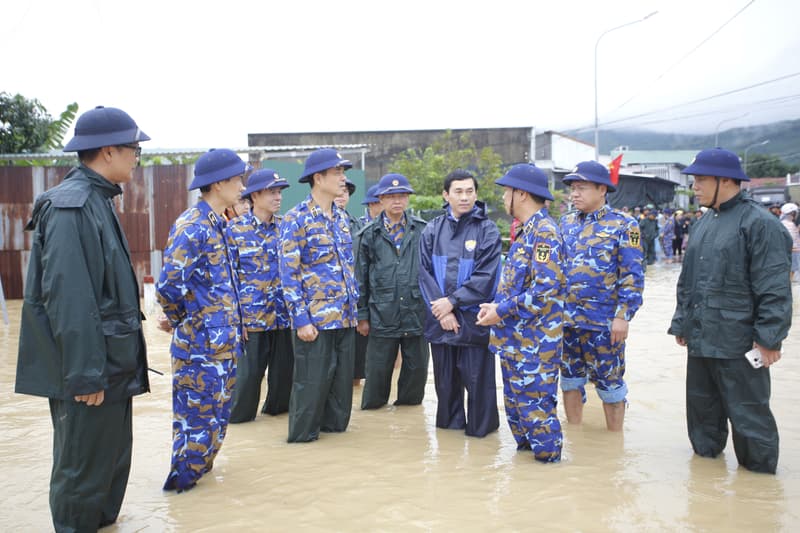 Bộ đội Hải quân kịp thời hỗ trợ nhân dân Khánh Hòa, Đắk Lắk vượt qua lũ lớn