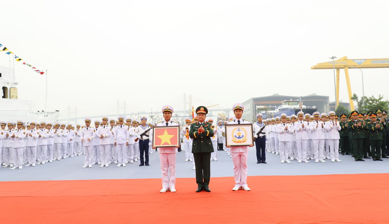 Thượng tướng Hoàng Xuân Chiến chủ trì Lễ thượng cờ Tàu 889-Giáo sư Gagarinsky