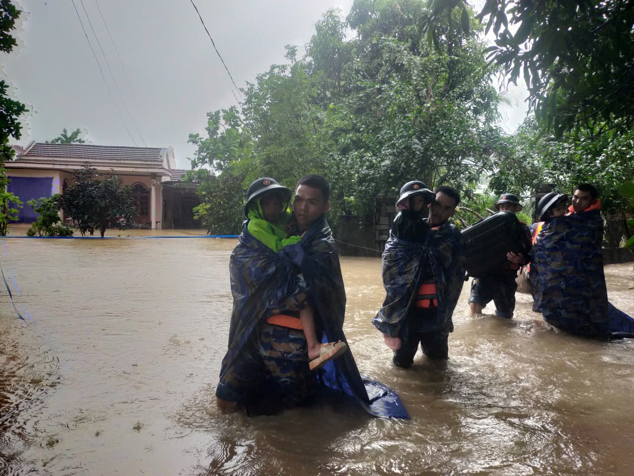 Lữ đoàn 957 di dời 500 người dân vùng lũ đến nơi an toàn