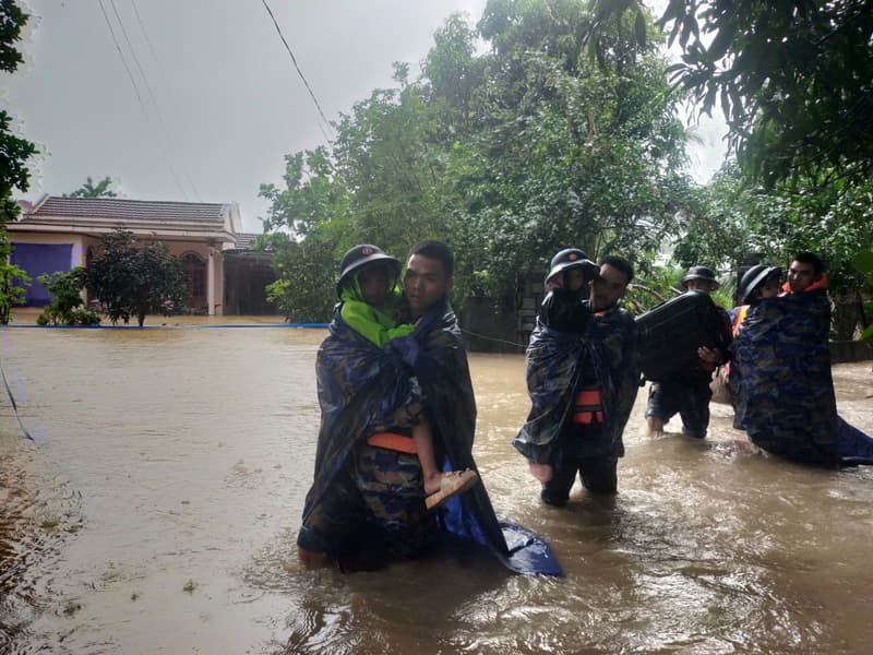 Lữ đoàn 957 di dời 500 người dân vùng lũ đến nơi an toàn