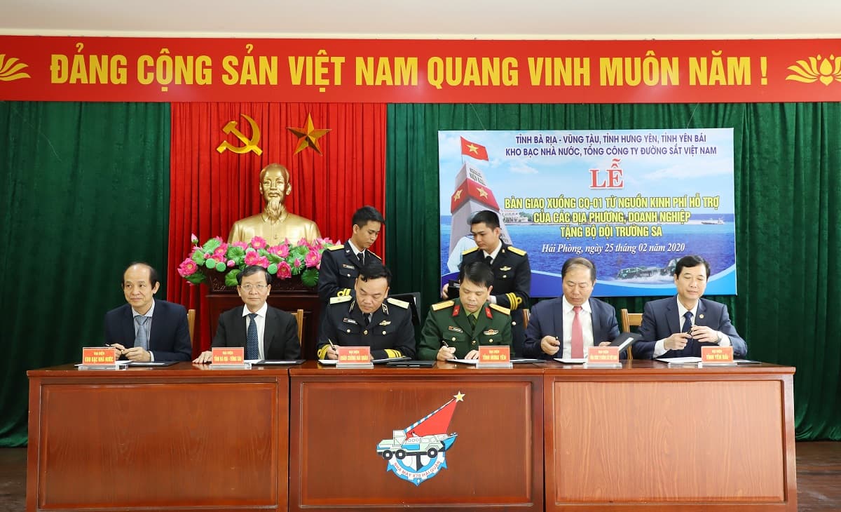 Quân chủng Hải quân tiếp nhận xuồng CQ-01 do các địa phương và doanh nghiệp tặng bộ đội Trường Sa