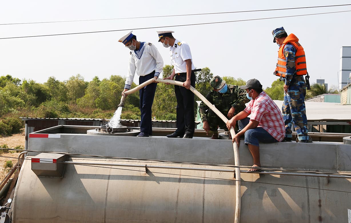 Các tàu Hải quân hỗ trợ nước ngọt cho nhân dân tỉnh Tiền Giang