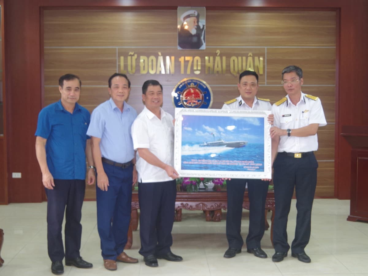 Đoàn cán bộ Huyện ủy, UBND huyện Tiên Yên, tỉnh Quảng Ninh thăm Lữ đoàn 170