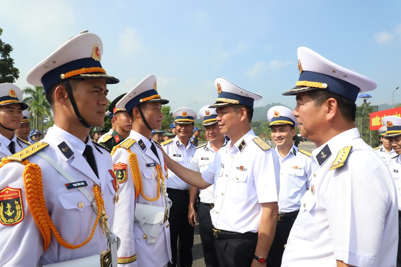 Chính ủy Hải quân thăm, động viên lực lượng diễu binh, diễu hành A80