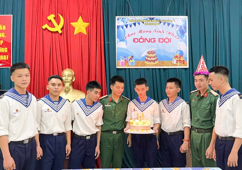 Ấm áp sinh nhật đồng đội ở Trường Cao đẳng Kỹ thuật Hải quân