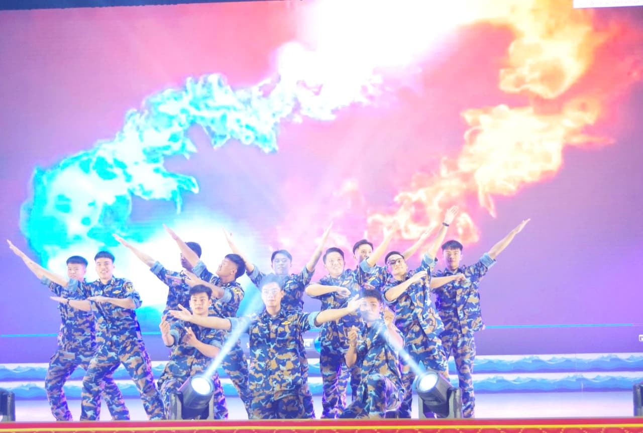 Liên hoan “Tiếng hát tạm biệt mái trường”