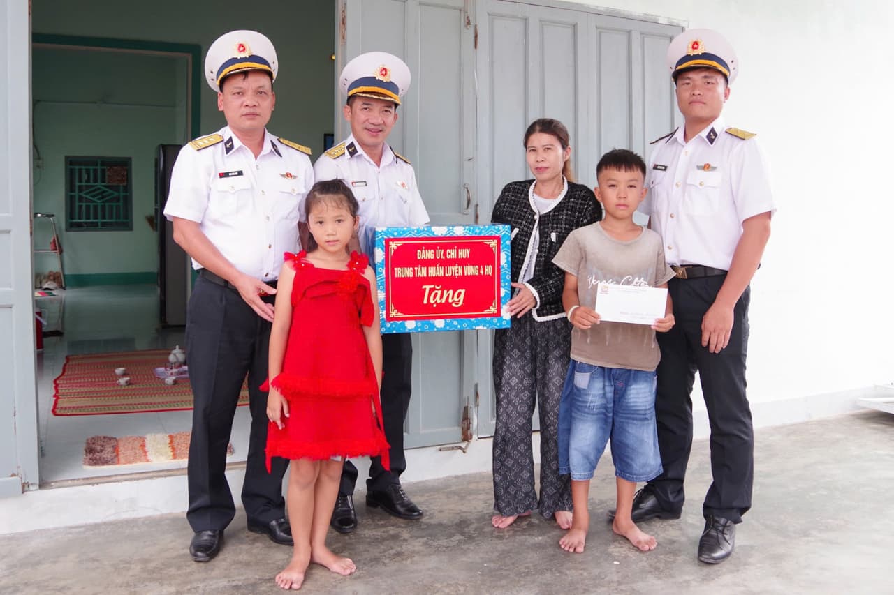 Trung tâm Huấn luyện Vùng 4: Thực hiện chương trình nâng bước con ngư dân đến trường