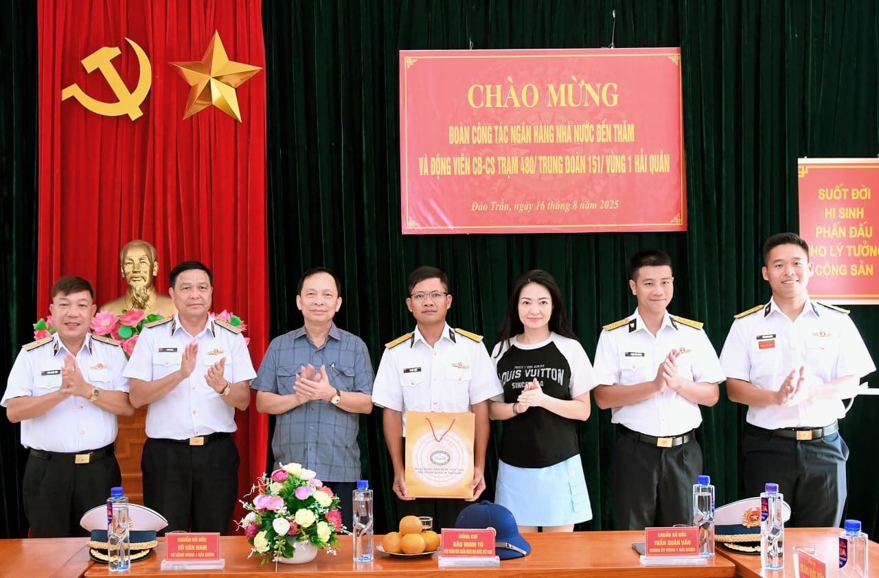 Đoàn công tác Ngân hàng Nhà nước thăm và động viên quân dân đảo Trần