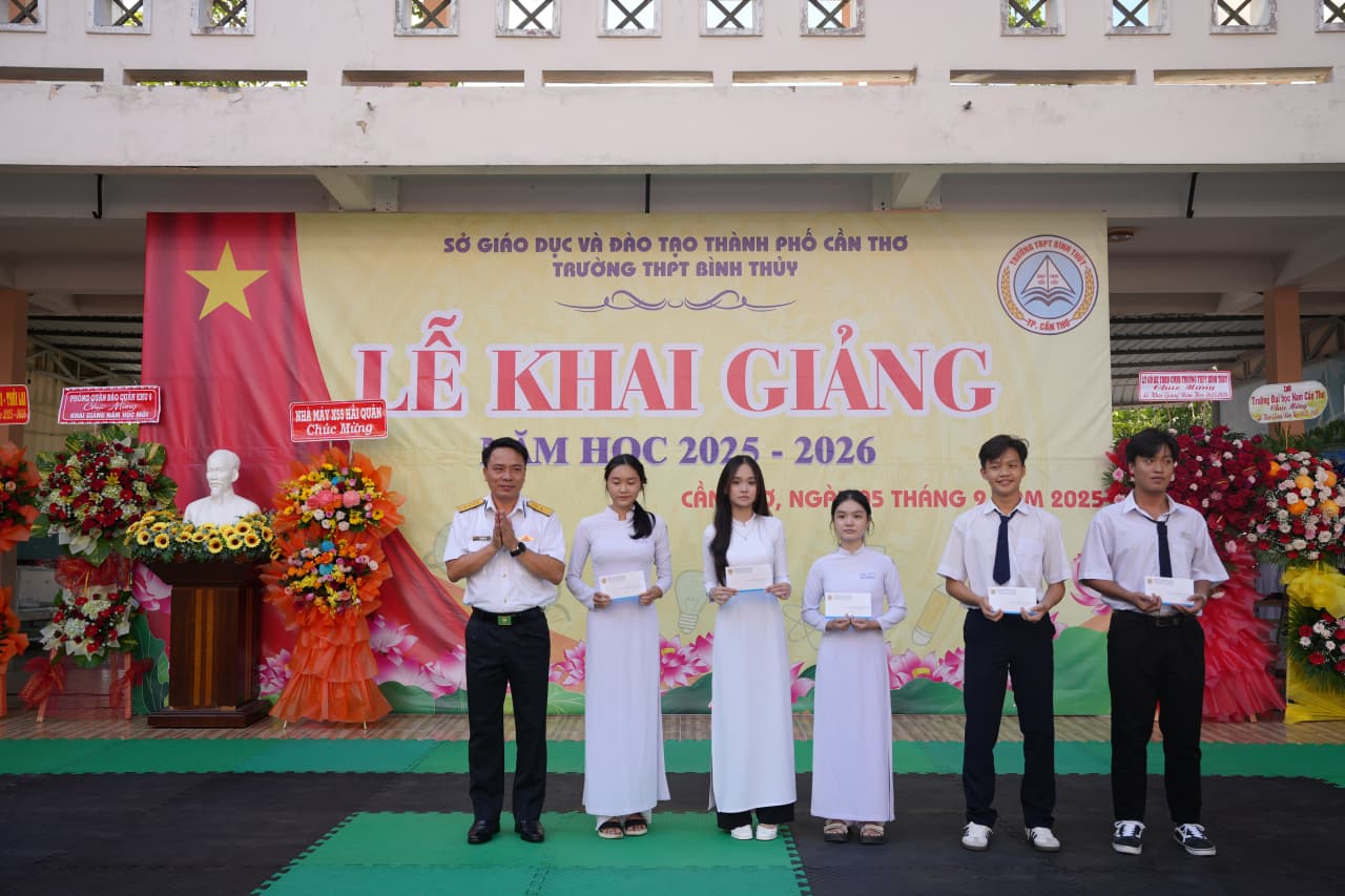 Nhà máy X55 trao 40 phần quà nhân dịp năm học mới