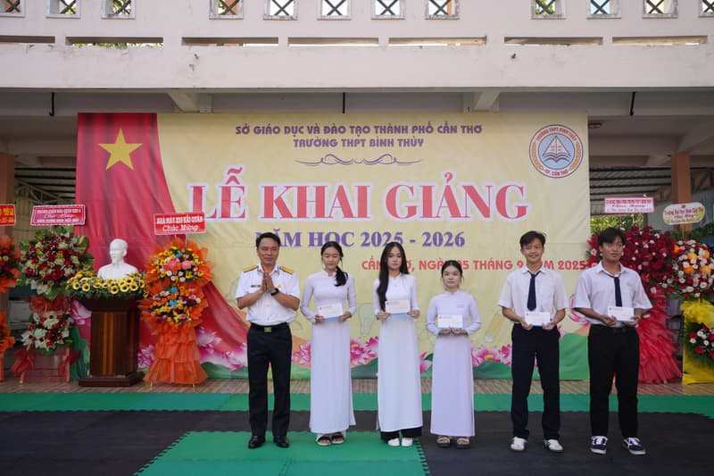 Nhà máy X55 trao 40 phần quà nhân dịp năm học mới