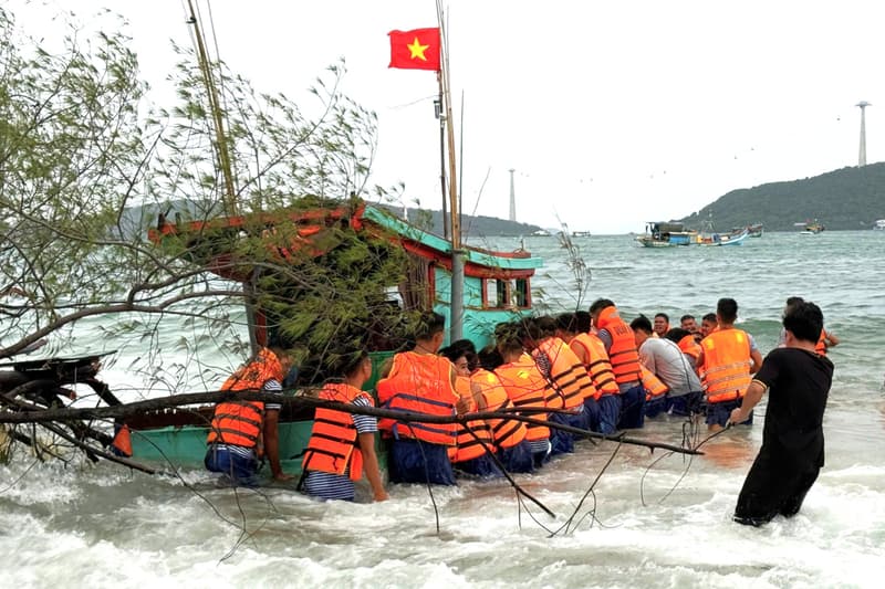 Vùng 5 kịp thời cứu kéo tàu cá của ngư dân bị mắc cạn