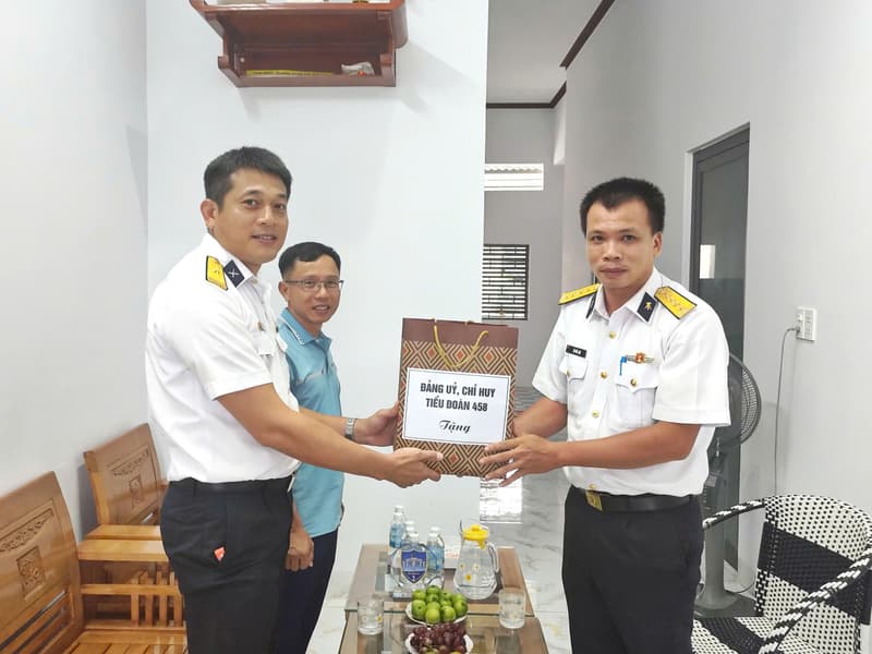Tiểu đoàn 458 thăm, tặng quà gia đình quân nhân có hoàn cảnh khó khăn