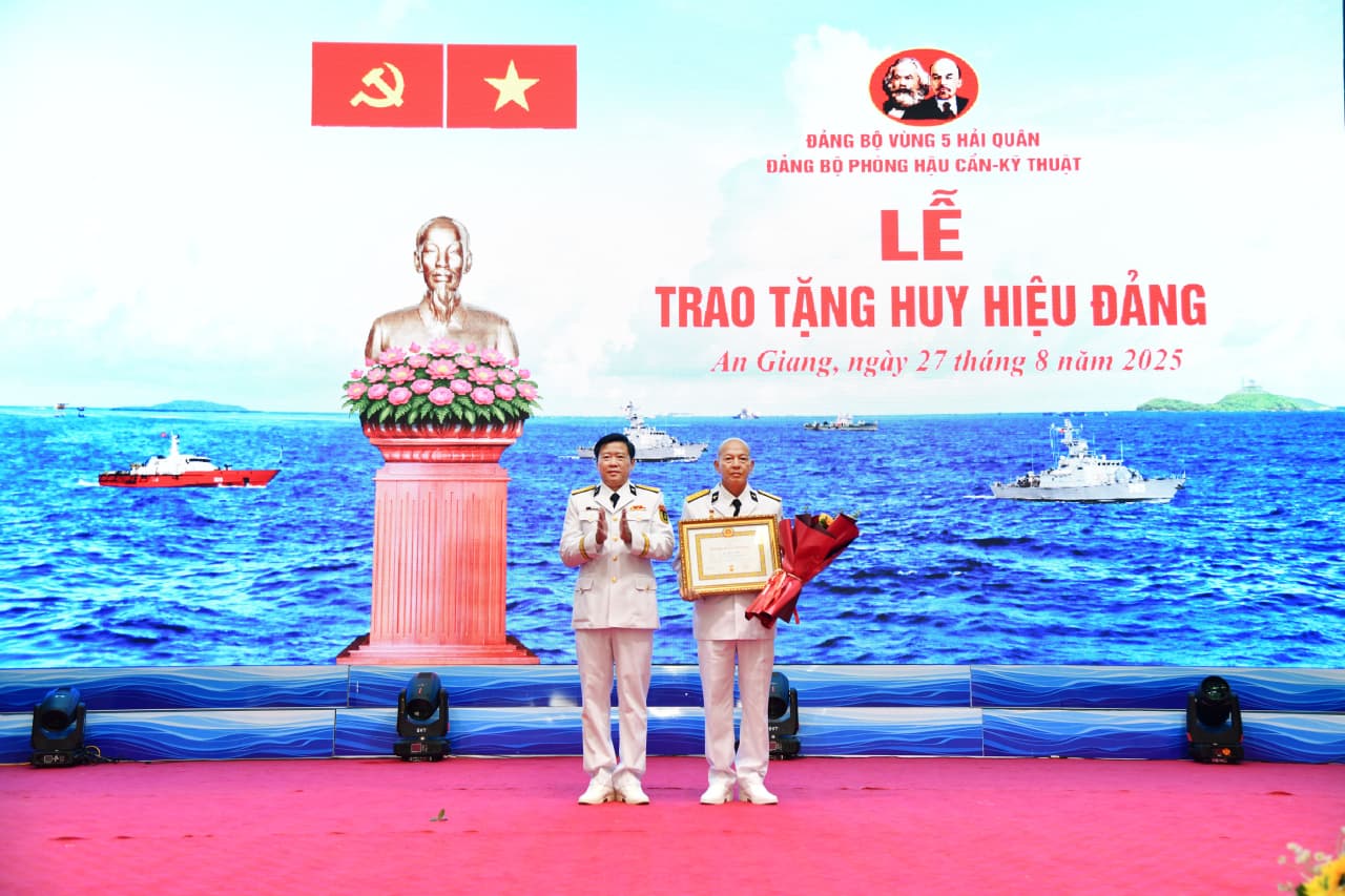 Đảng bộ Phòng Hậu cần-Kỹ thuật Vùng 5 trao tặng Huy hiệu 30 năm tuổi Đảng