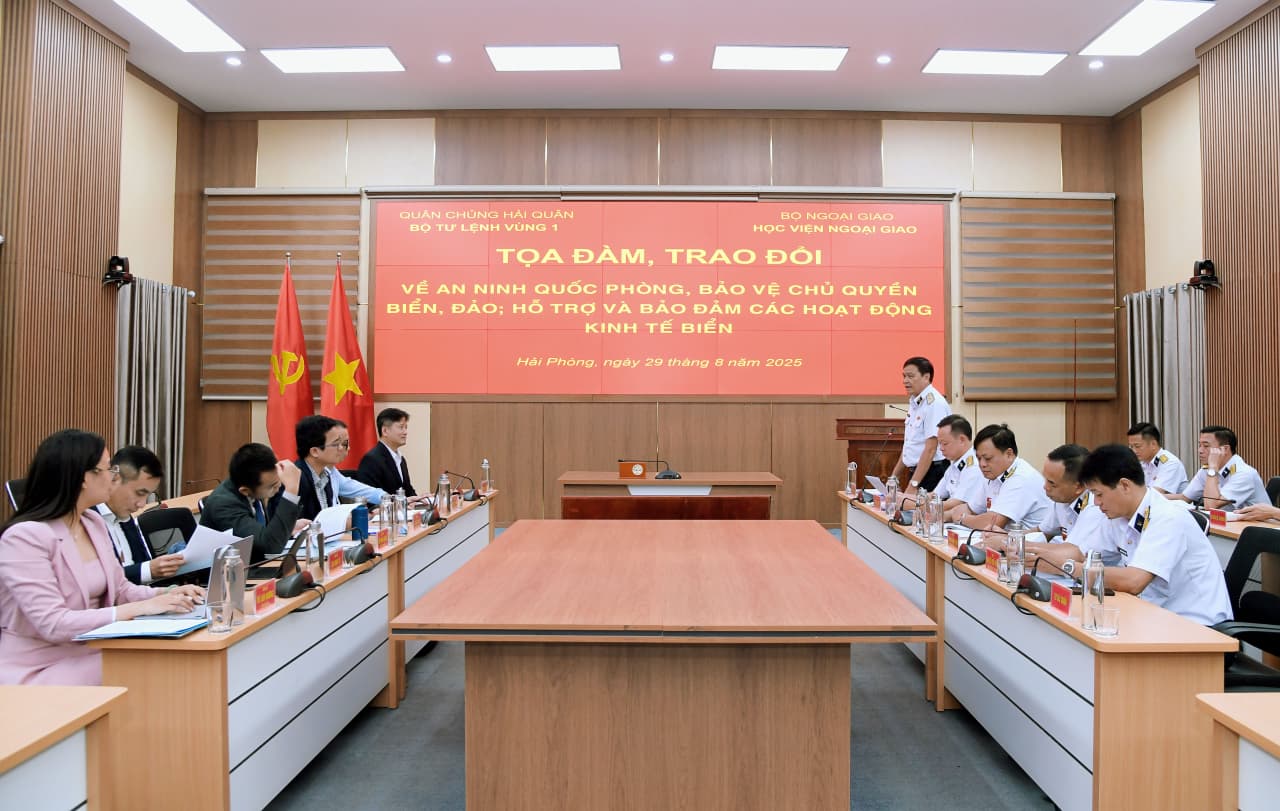 Đoàn cán bộ Học viện Ngoại giao khảo sát thực tế tại Vùng 1
