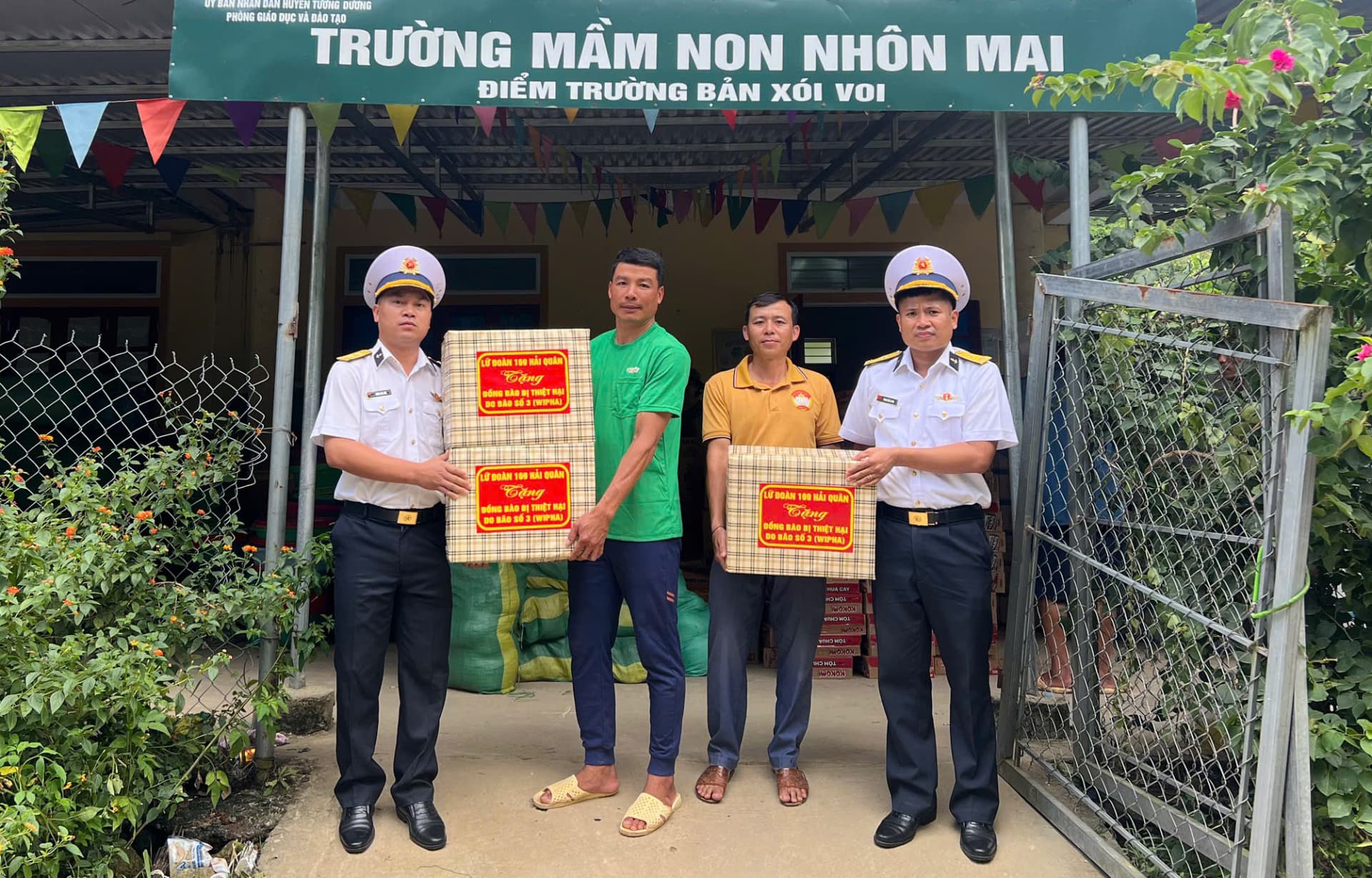 Lữ đoàn 169 tặng quà nhân dân bị thiệt hại do bão số 3 tại Nghệ An