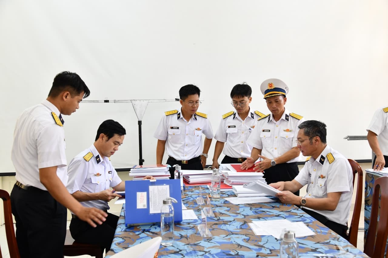 Thủ trưởng Bộ Tư lệnh Hải quân kiểm tra tại Vùng 5