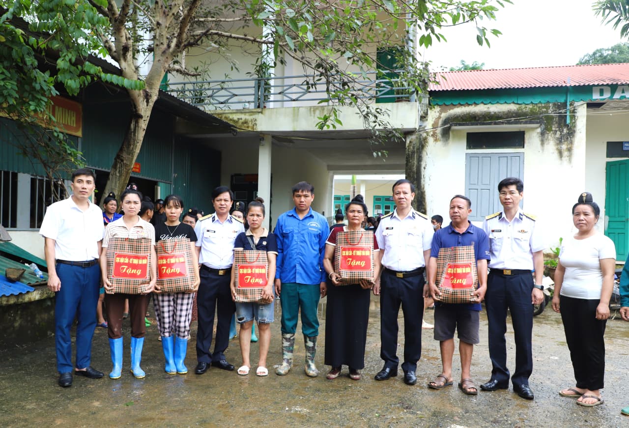 Cục Hậu cần - Kỹ thuật Hải quân tặng quà nhân dân tỉnh Điện Biên bị thiệt hại do mưa lũ
