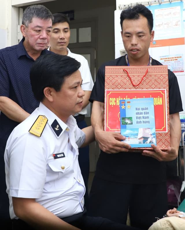 Cục Hậu cần - Kỹ thuật Hải quân tặng quà nhân dân tỉnh Điện Biên bị thiệt hại do mưa lũ
