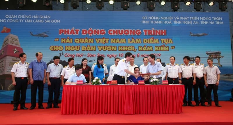 Tổng công ty Tân cảng Sài Gòn: Ký kết Chương trình “Hải quân Việt Nam làm điểm tựa cho ngư dân vươn khơi, bám biển”