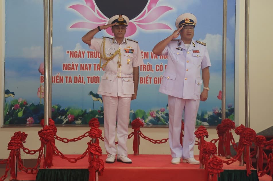 Chủ tịch Ủy ban Tham mưu trưởng, kiêm Tư lệnh Hải quân Ấn Độ thăm Hải quân nhân dân Việt Nam