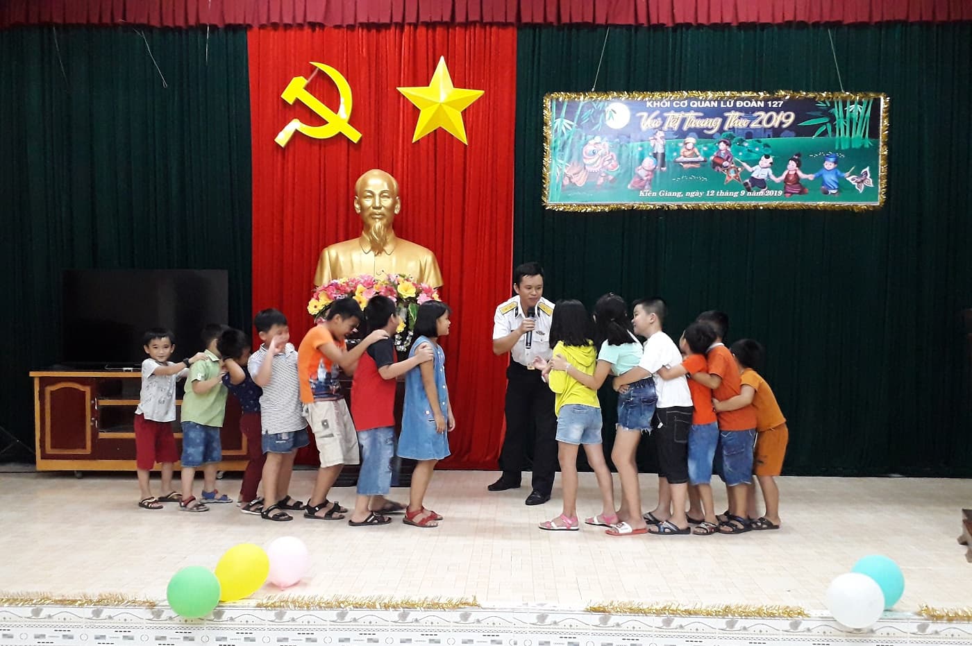 Lữ đoàn 127: Hơn 200 cháu thiếu niên, nhi đồng vui Tết Trung thu