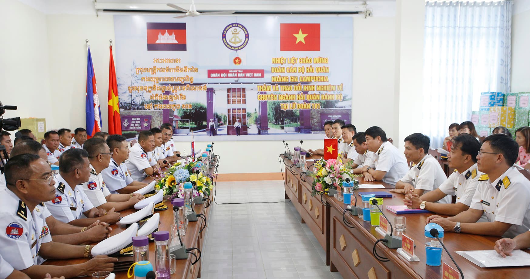 Đoàn cán bộ Hải quân Hoàng gia Cam-pu-chia thăm và làm việc tại Vùng 4 Hải quân
