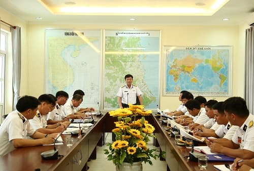 Chính ủy Hải quân: Thăm, kiểm tra các đơn vị Hải quân và tặng quà các gia đình chính sách tại Phú Yên