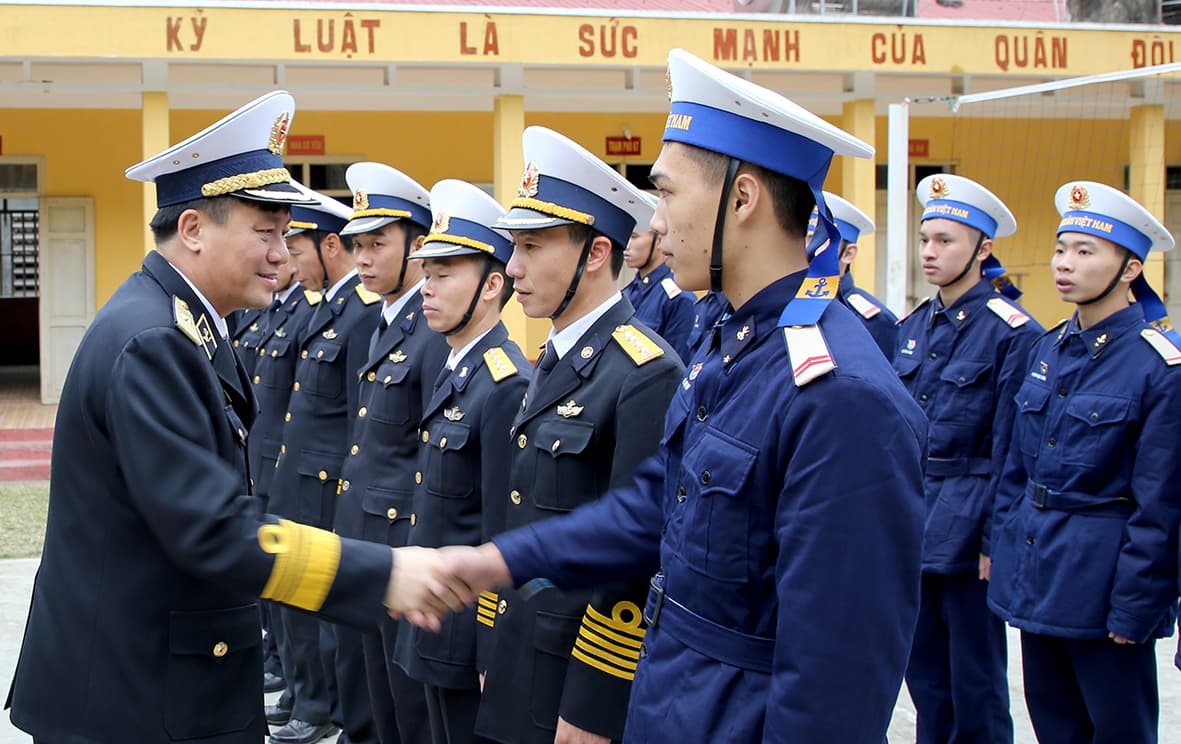 "Mắt thần" canh biển mùa Xuân