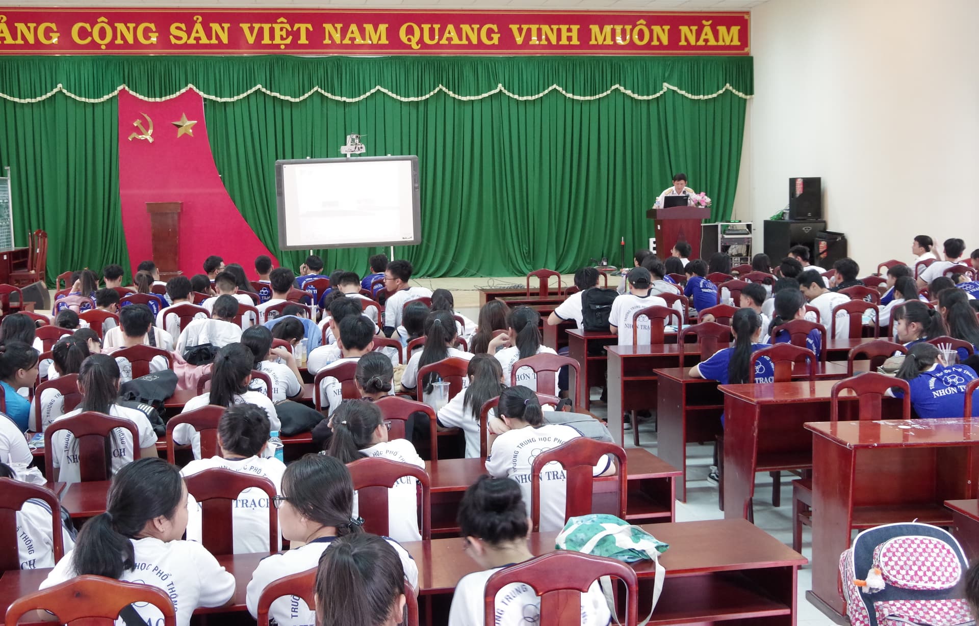 Hơn 800 học sinh trên địa bàn huyện Nhơn Trạch nghe tuyên truyền về biển, đảo