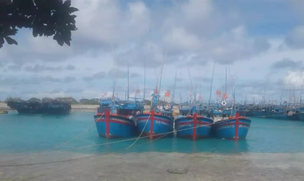 81 tàu cá, gần 1.000 ngư dân tránh trú áp thấp nhiệt đới ở huyện đảo Trường Sa