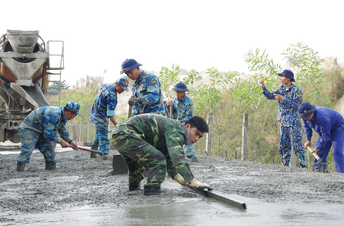 Tết bên những công trình