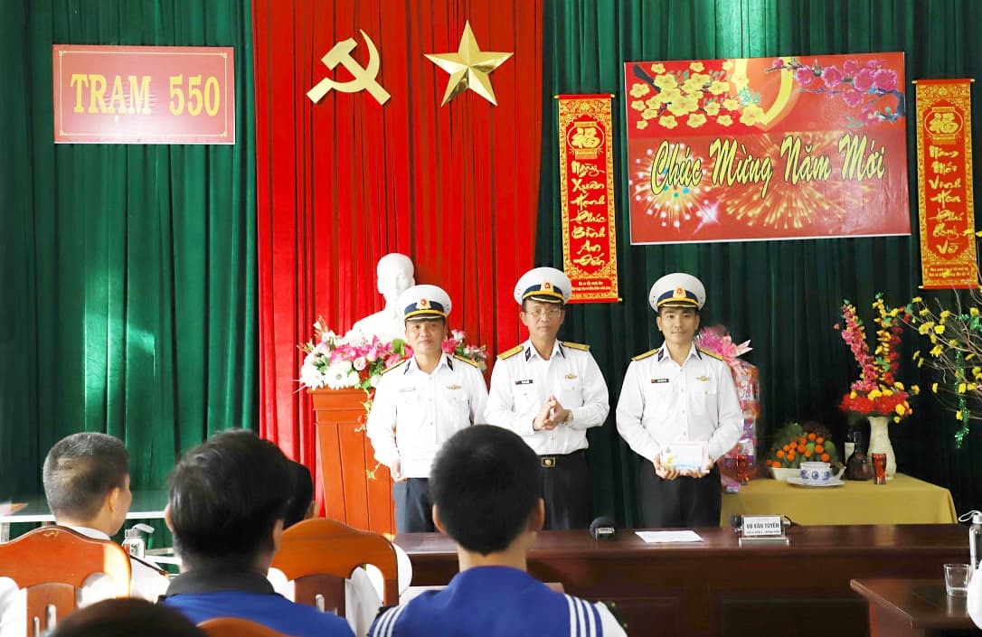Vùng 3 Hải quân thăm, chúc tết quân dân 2 huyện đảo Cồn Cỏ, Lý Sơn